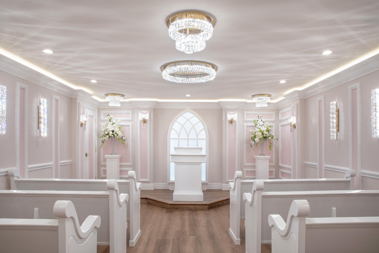 Vegas – Hochzeit oder Erneuerung des Eheversprechens in der Storybook Wedding ChapelVegas - Hochzeit oder Erneuerung des Eheversprechens in der Storybook Wedding Chapel