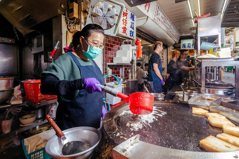 Taipei: Formosa Flavours Food Tour with 12+ Tastings