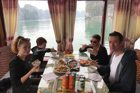 Croisière traditionnelle de 2 jours dans la baie de Lan Ha et sur l'île de Cat BaDepuis Hanoï : croisière de 2 jours à la baie de Lan Ha et Cat Ba