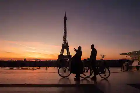 Paris Before the Crowds: Sunrise Bike Tour with Breakfast
