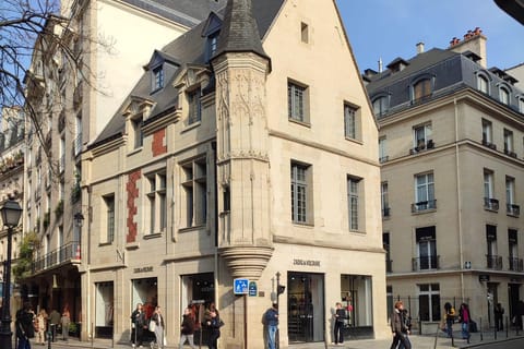 Guided tour of Le Marais: In the footsteps of the medieval
