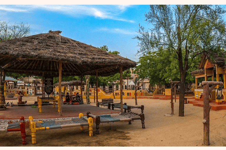 Jaipur: Chokhi Dhani Dorf-Tour mit Abendessen im Oldtimer