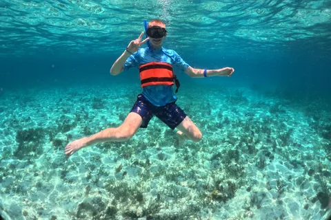 8Hr Shared Catamaran: Isla Mujeres, Snorkeling & Premium bar