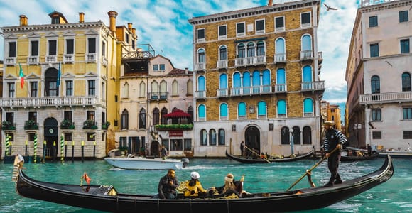 Venice Private Gondola: Grand Canal & Dorsoduro&#39;s Canals