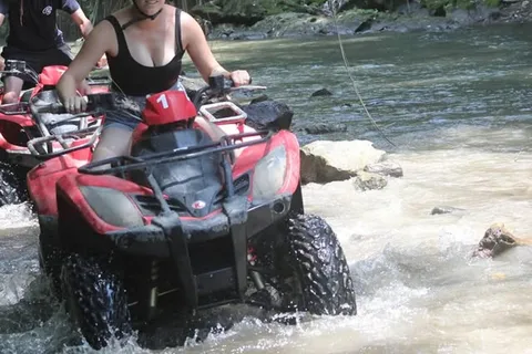 Bali: Escursione guidata in quad con cascate e altalene