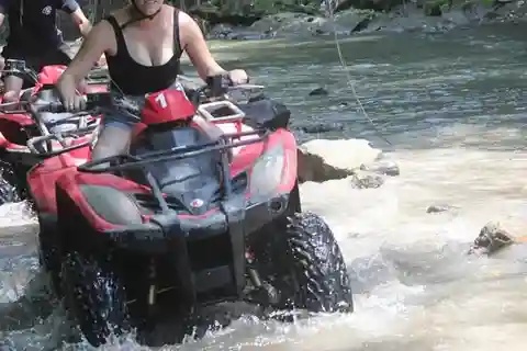 Bali: Passeio guiado de moto-quatro com opções de cascata e baloiço
