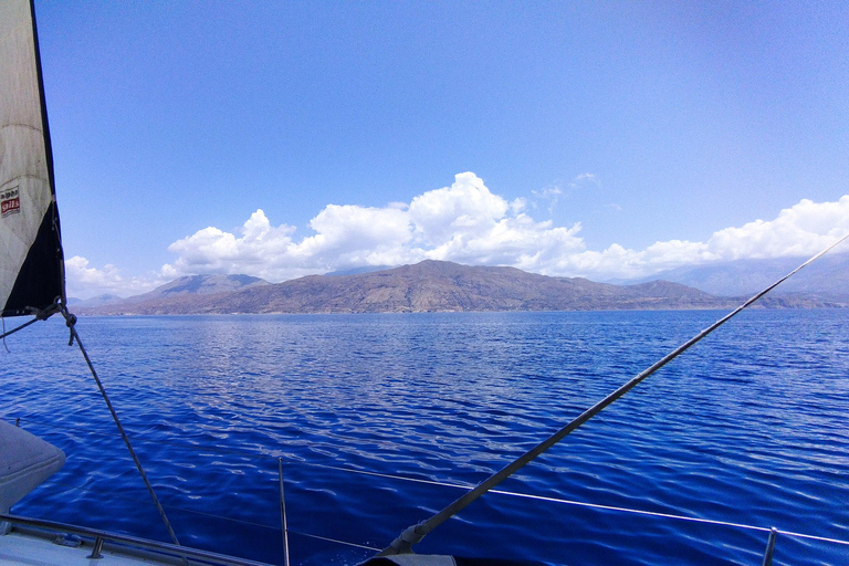 Sul de Creta: Passeio de um dia inteiro em barco à vela ao pôr do sol com petiscosDe Matala e Kokkinos Pyrgos