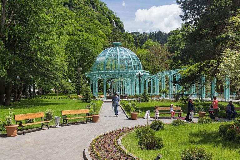 Au départ de Tbilissi : visite de Borjomi, Vardzia et du château de Rabati (journée)