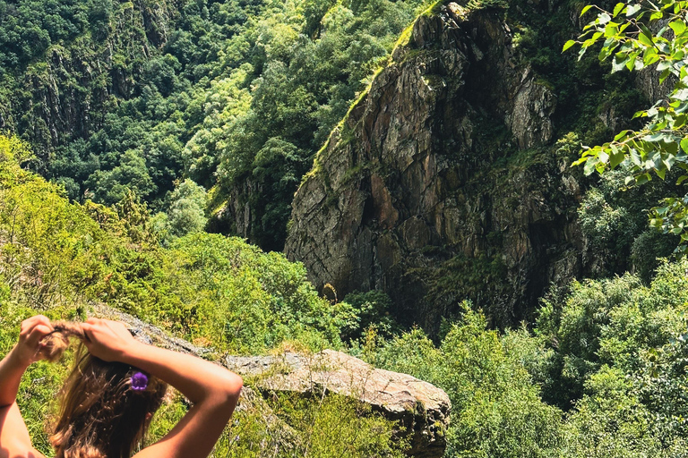 Kazbegi: Gveleti Waterfalls Private Tour with 4x4