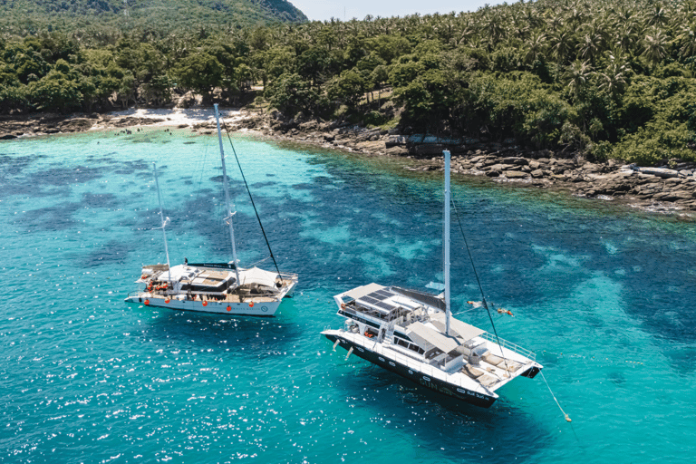 Phuket: Passeio de catamarã e almoço nas ilhas Coral, Racha e Maiton