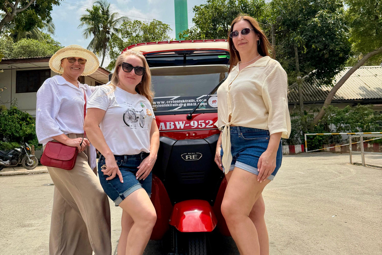 Colombo: Private Tuk-Tuk City Tour with Meal and Guide