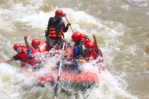 Phuket/Phang Nga: Excursión en quad, tirolina, rafting y cascada