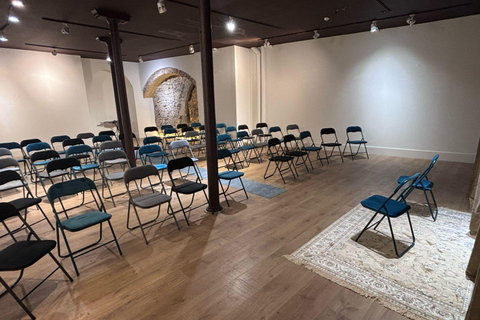 Lisbon: Live Fado Show in Historic Alfama with Port Wine