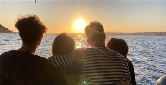 Lissabon: Kreuzfahrt bei Sonnenuntergang mit Live-DJ und Getränken