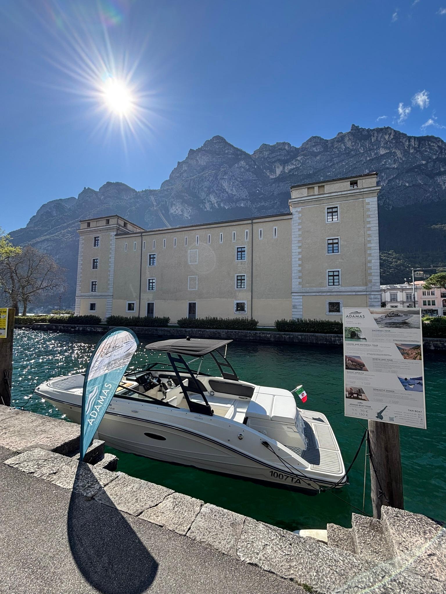Riva del Garda: Geführte Tour im Luxus-Motorboot mit Skipper