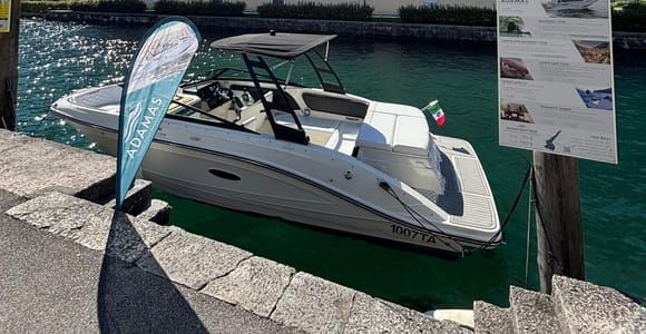 Riva del Garda: Guided tour on a luxury speedboat with skipper