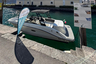 Riva del Garda: Guided tour on a luxury motorboat with a skipper
