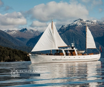 Lake Te Anau: 3-Hour Boat Cruise with Guided Walk