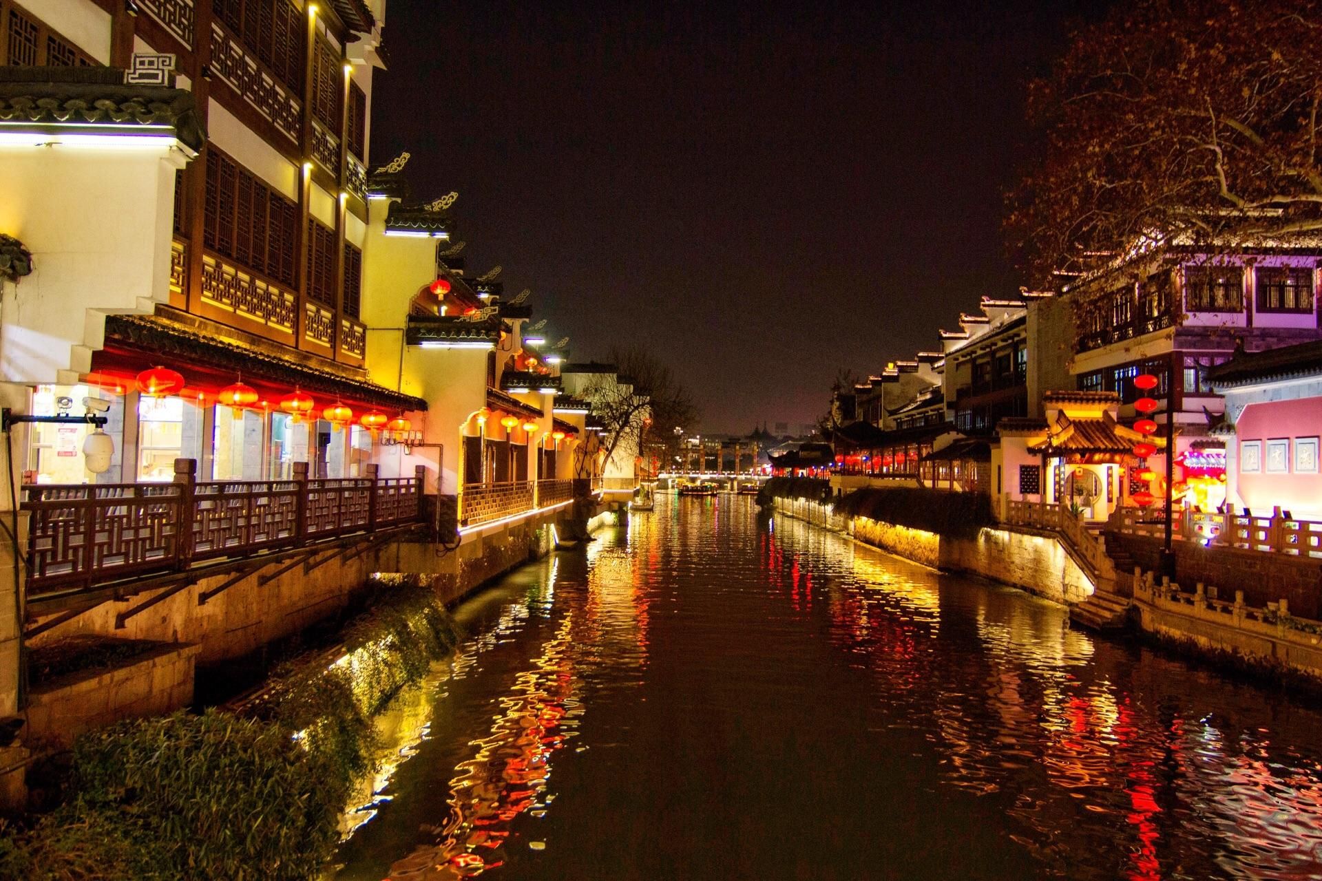 Nanjing: Nachtfahrt auf dem Äußeren Qinhuai-Fluss für Erwachsene