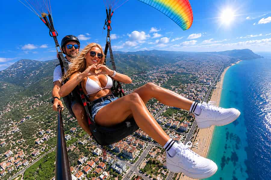 Alanya: Tandem-Paragliding mit Hotelabholung. Foto: GetYourGuide Alanya: Tandem-Paragliding mit Hotelabholung. Foto: GetYourGuide