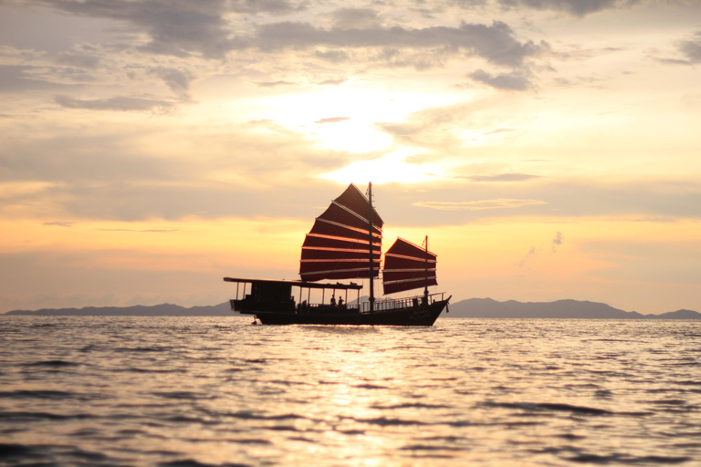 KRABI : Croisière privée avec plongée en apnée au coucher du soleil sur un bateau jonque (cocktail)