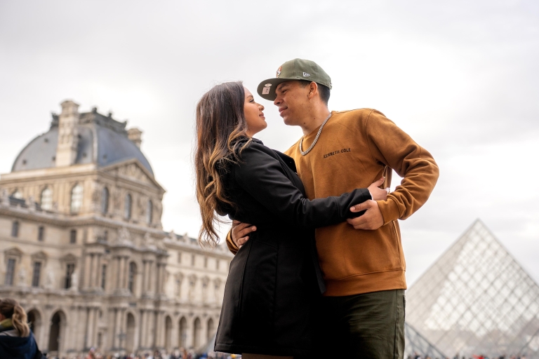 Paris : séance photo professionnelle devant le musée du Louvre