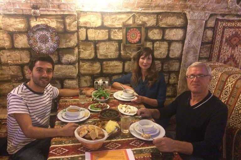 Le goût de l&#039;Azerbaïdjan : visite gastronomique avec collations et dînervisite en petit groupe