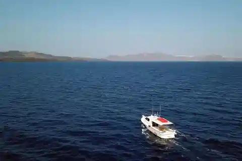 Santorini: Boat tour to Volcano, Hot Springs & Thirasia