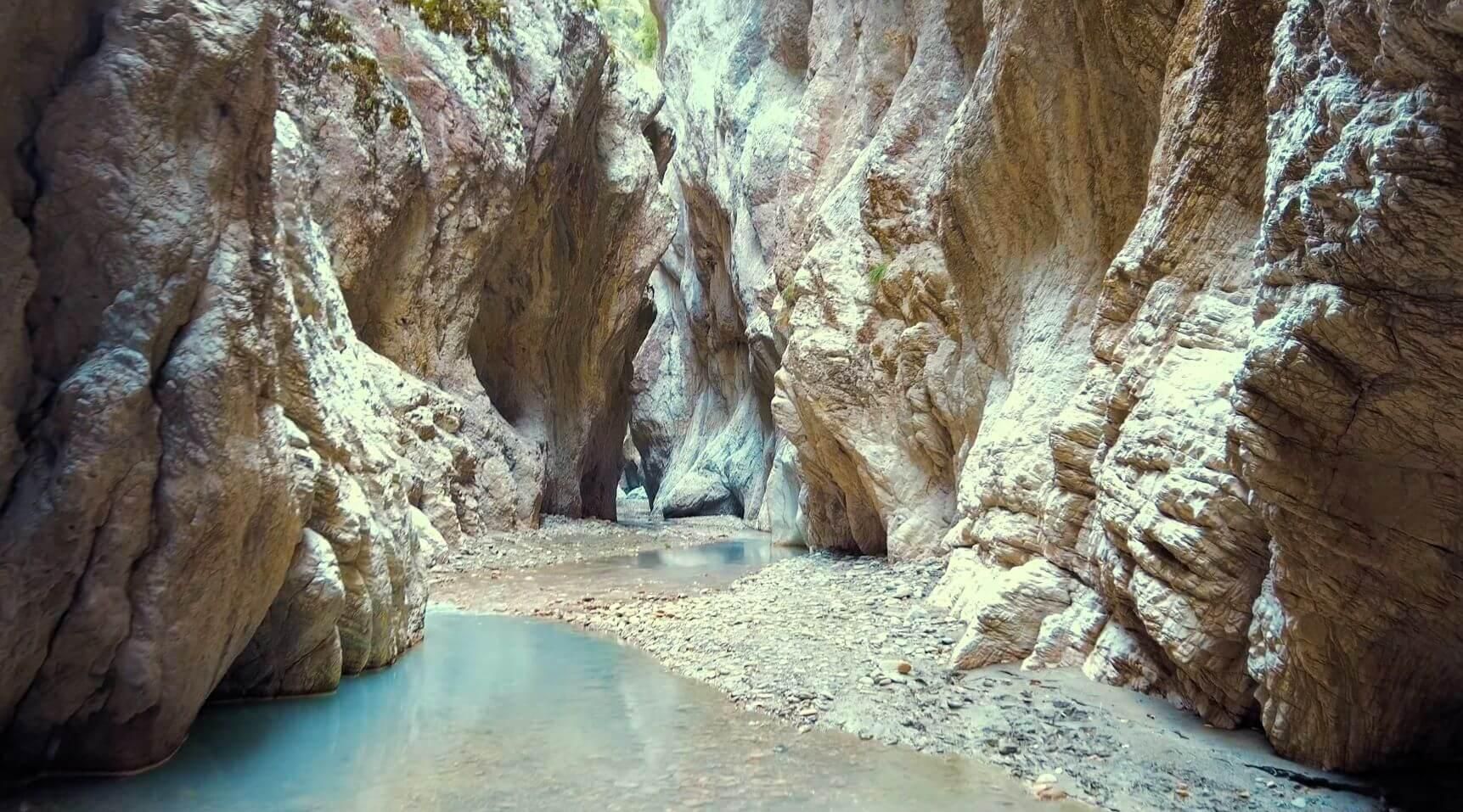 Ab Tirana & Durrës: Tagestour zur Holta-Schlucht + zum Banja-See
