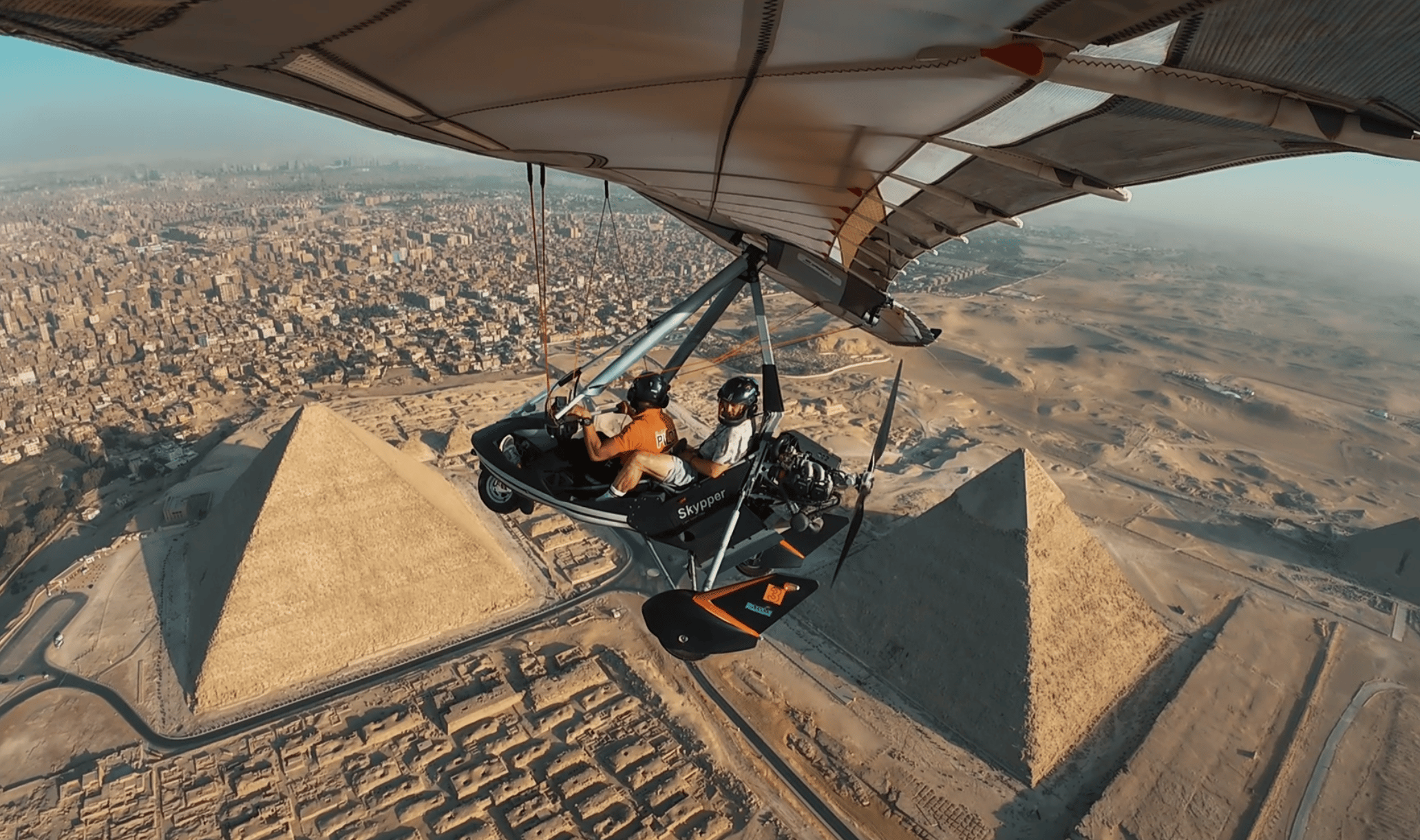 Flugerlebnis im Ultraleichtflugzeug über den Pyramiden von Gizeh in Ägypten