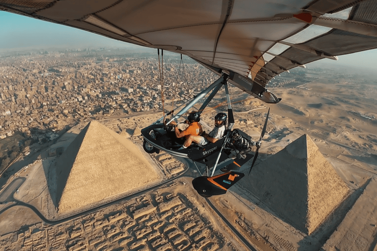 تجربة الطيران فوق أهرامات الجيزة في مصر