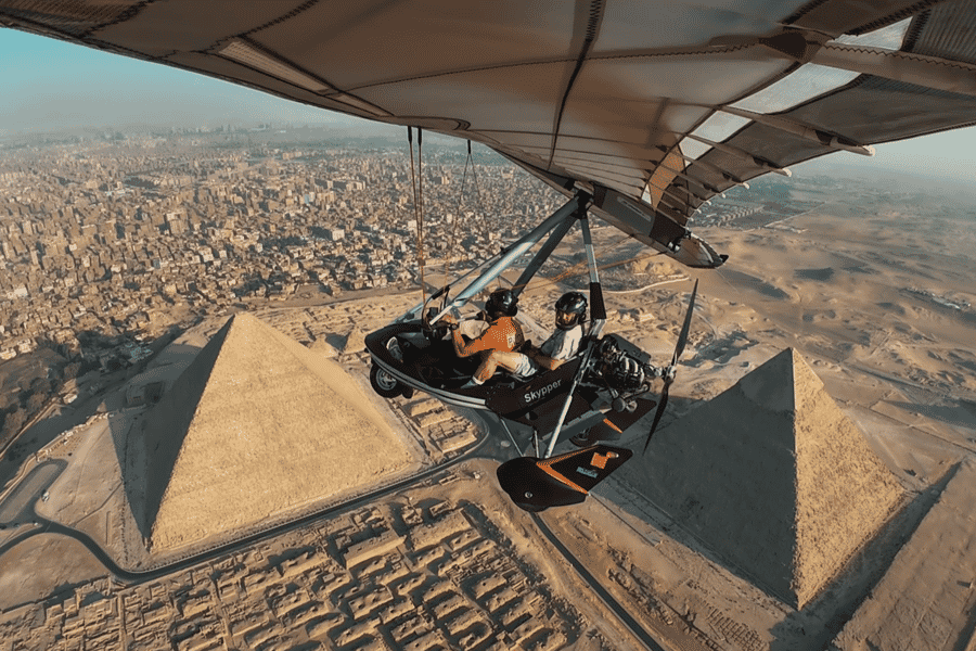 Flugerlebnis im Ultraleichtflugzeug über den Pyramiden von Gizeh in Ägypten. Foto: GetYourGuide