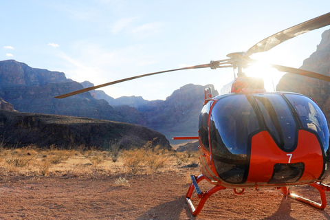 Las Vegas: tour di atterraggio in elicottero sul Grand CanyonPartenza al tramonto