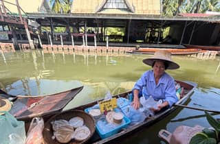 Von Bangkok aus: Tour zum Zugmarkt, nach Tha Kha und zur Affenküste