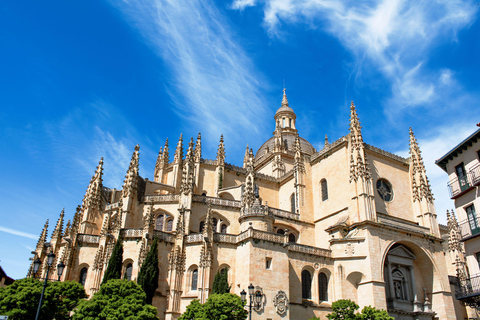 From Madrid: Guided Day Trip to Segovia, optional Alcázar Segovia Experience