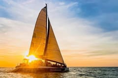 Darwin: Luxus-Segeltörn bei Sonnenuntergang mit Tapas und unbegrenztem Sekt