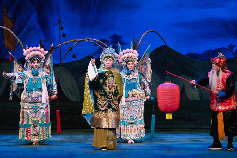 جولة تجمع بين الألعاب البهلوانية وعروض الأوبرا في بكين