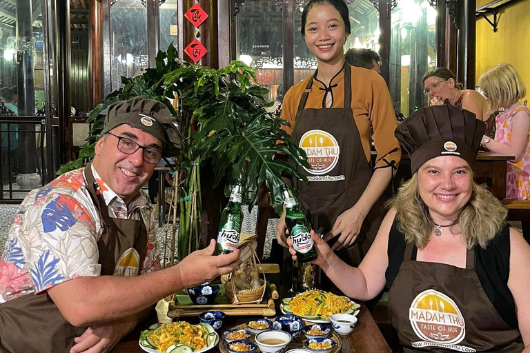 Aula de culinária em Hue: os melhores restaurantes locais com Madame ThuAula de culinária em Hue sem recolha e mercado local