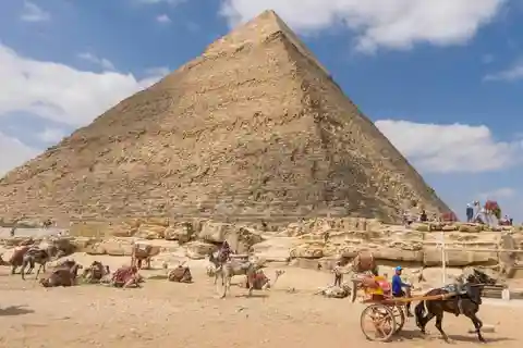 From Sokhna Port: Pyramids, Egyptian Museum & Bazaar Tour