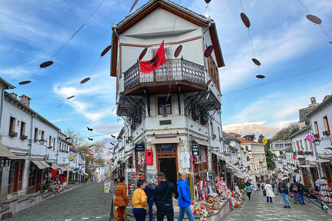 Desde Tirana: Visita Gjirokastra y disfruta de las aguas termales en PermetDesde Tirana: Visita Gjirokastra UNESCO y disfruta de los baños termales