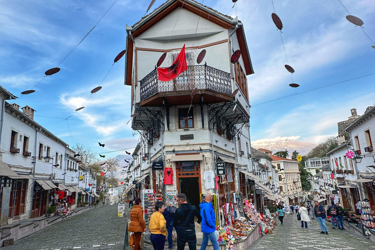 Desde Tirana: Visita Gjirokastra y disfruta de las aguas termales en PermetDesde Tirana: Visita Gjirokastra UNESCO y disfruta de los baños termales