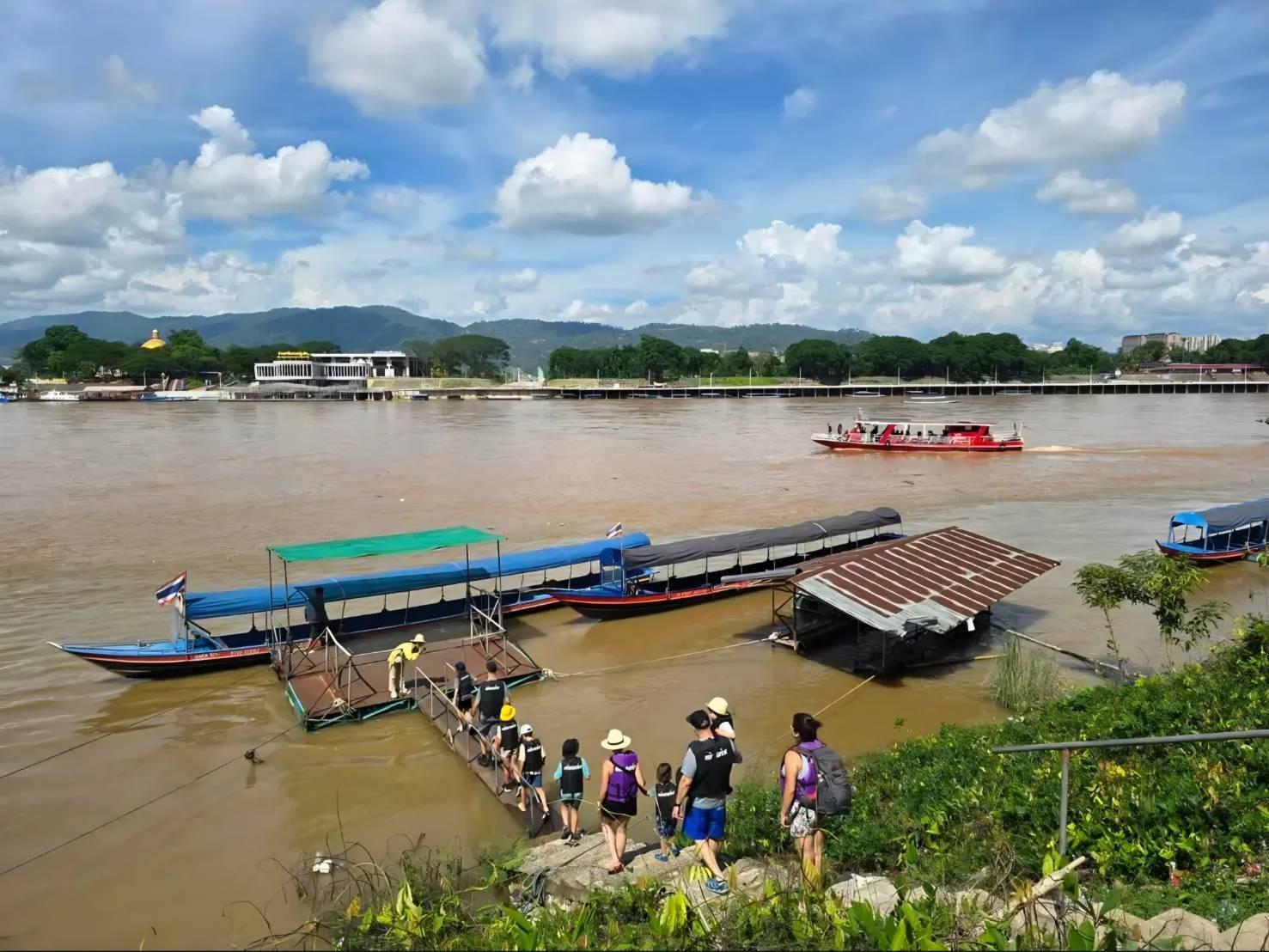 Transfer von Chiang Rai nach Chiang Khong mit malerischen Stopps