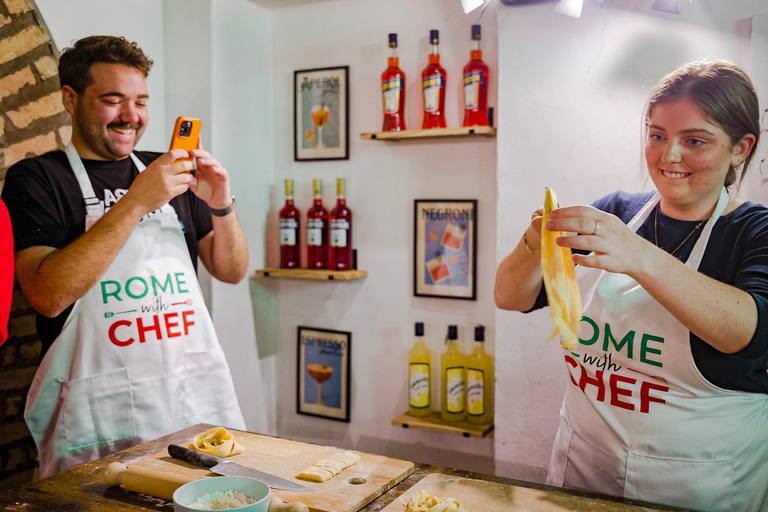 Roma: Pasta tradizionale con cocktail Corso di cucina per ubriachiClasse di gruppo