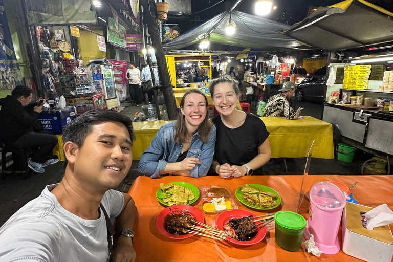 Jakarta: avondwandeltour met snacks en dinerJakarta: nachtelijke wandeltour met snacks en diner