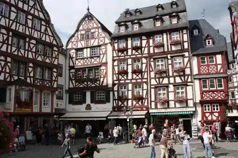 Bernkastel: Boat and covered wagon ride from/to Bernkastel-Kues