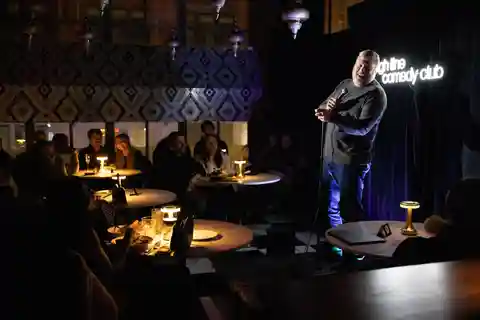 NYC: Stand Up Comedy med gratis minigolf