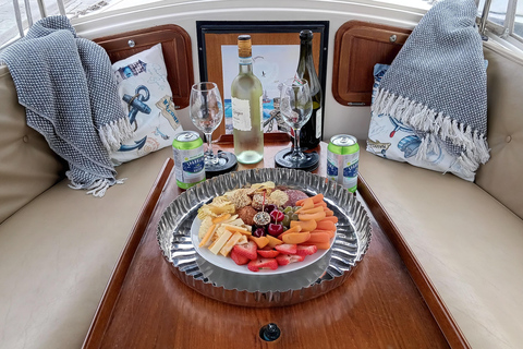 Passeio de barco romântico com vinho e queijo ou jantar surpresaPasseio de barco romântico com vinho e queijo, avistamento de lobos marinhos