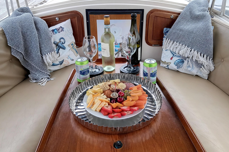 Passeio de barco romântico com vinho e queijo ou jantar surpresaPasseio de barco romântico com vinho e queijo, avistamento de lobos marinhos