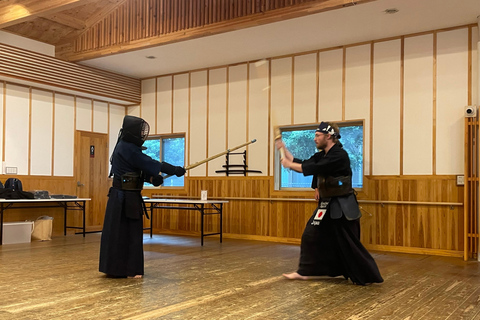 Tokyo: Japanese Kendo Experience with High-Ranked Instructor Let's experience kendo, a traditional Japanese martial art!