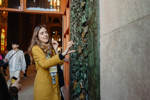 Barcelona: Sagrada Familia Tour w/Skip-the-Line Entry Ticket